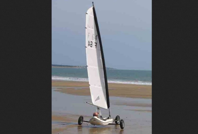 Tanque en la playa frenle al mar 
